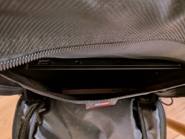 バックパックにDopesplayモバイルモニターをPCと共に収納