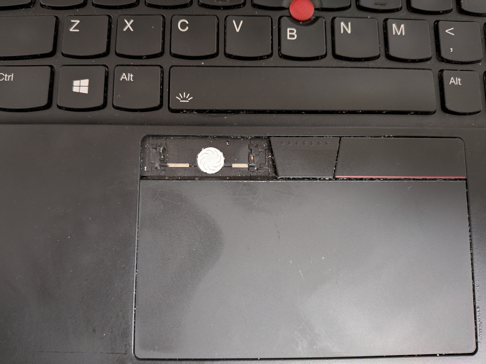Thinkpad x1のキーボードから左クリックキートップを外した状態
