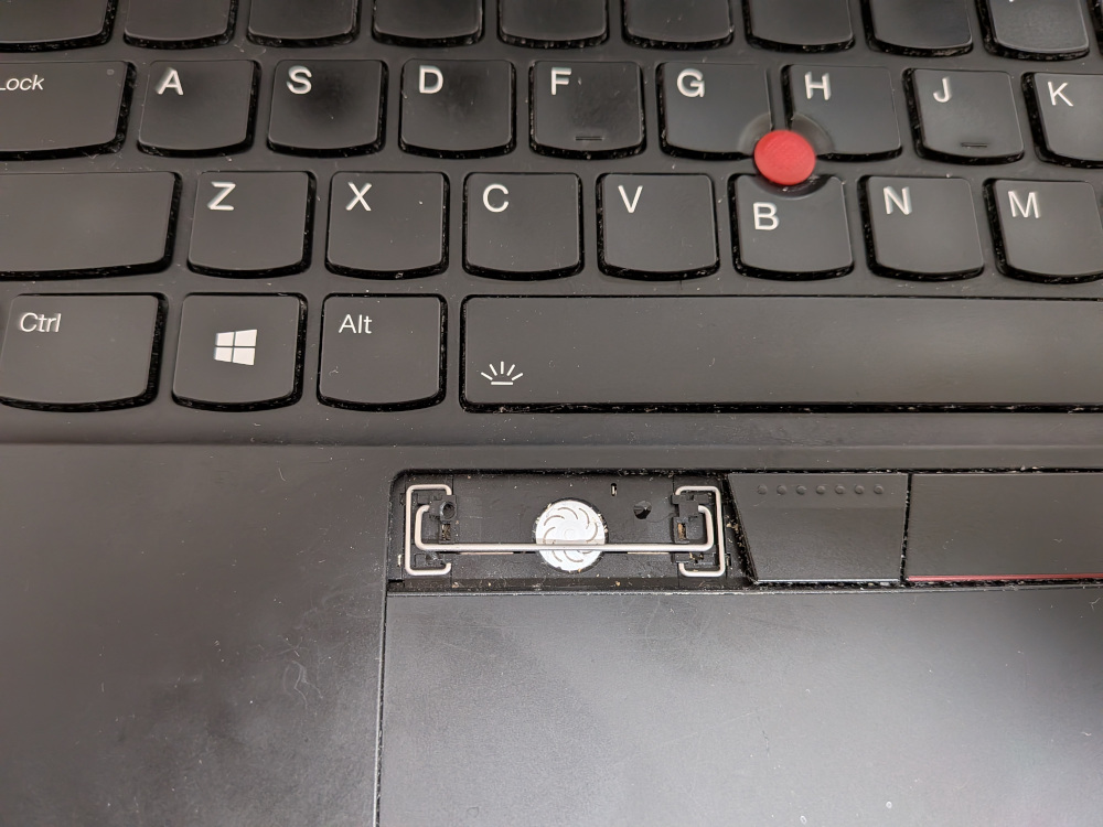 キートップから外したパンタグラフをキーボードに設置